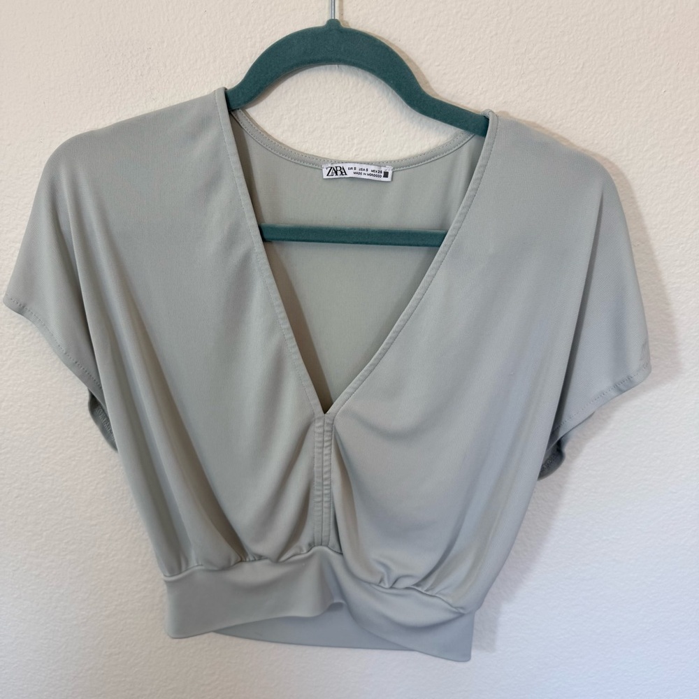 ZARA Light Gray V-Neck Short Sleeve Crop